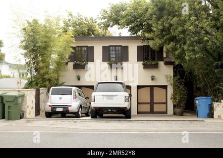 È stato riferito che Goldie Hawn e Kurt Russell hanno elencato la loro casa sulla spiaggia di Malibu per $14,749 milioni di dollari e lo hanno anche elencato come affitto per $80.000 dollari al mese. La casa di 4.195 piedi quadrati dispone di 4 camere da letto e 4,5 bagni, oltre ad un ulteriore spazio abitativo sopra il garage indipendente a tre auto ed è stato rinnovato nel 2005. La casa contemporanea del 1970s comprende un ingresso a doppia altezza con pavimento in pietra e una statua di buddha nella hall d'ingresso, un soggiorno con soffitto alto e un enorme camino in pietra e una sala da pranzo con porte in vetro senza cornice che si aprono su una grande pietra di mare in pietra Foto Stock