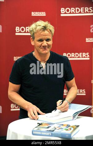 Gordon Ramsay fa un'apparizione a Borders a New York City per firmare copie del suo nuovo libro 'Gordon Ramsay's Healthy appetite'. New York, NY. 2/10/09. Foto Stock