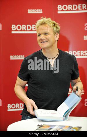 Gordon Ramsay fa un'apparizione a Borders a New York City per firmare copie del suo nuovo libro 'Gordon Ramsay's Healthy appetite'. New York, NY. 2/10/09. Foto Stock