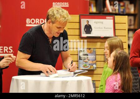 Gordon Ramsay fa un'apparizione a Borders a New York City per firmare copie del suo nuovo libro 'Gordon Ramsay's Healthy appetite'. New York, NY. 2/10/09. Foto Stock