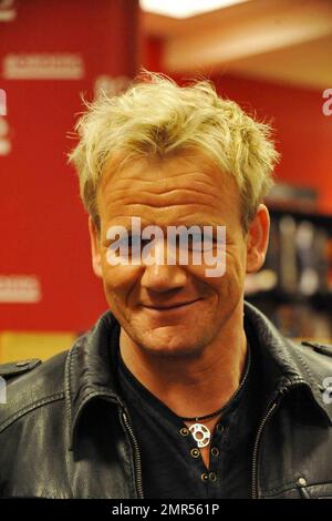 Gordon Ramsay fa un'apparizione a Borders a New York City per firmare copie del suo nuovo libro 'Gordon Ramsay's Healthy appetite'. New York, NY. 2/10/09. Foto Stock