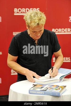 Gordon Ramsay fa un'apparizione a Borders a New York City per firmare copie del suo nuovo libro 'Gordon Ramsay's Healthy appetite'. New York, NY. 2/10/09. Foto Stock