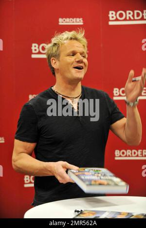 Gordon Ramsay fa un'apparizione a Borders a New York City per firmare copie del suo nuovo libro 'Gordon Ramsay's Healthy appetite'. New York, NY. 2/10/09. Foto Stock