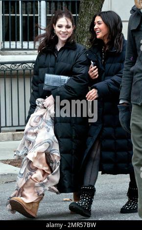 Michelle Tracthtenberg, Jessica Szohr e Blake Lively si sono tutti Uniti in una fredda giornata a Manhattan mentre girano scene per "Gossip Girl". Anche il cane di Blake Penny indossava una giacca mimetica. Penn Badgely, che stava filmando, non sembrò che il freddo lo importunasse, indossando un vestito semplice senza cappotto invernale. New York, NY. 3/9/11. Foto Stock