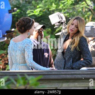 Le star di 'gossip Girl' Blake Lively, Leighton Meester e Penn Badgley sono viste sul set nelle scene di NYC per un episodio imminente del popolare show. New York, New York, 11th ottobre 2012. Foto Stock