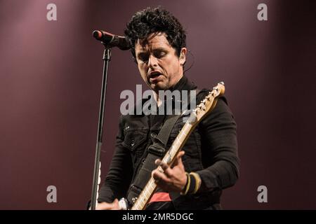 Billie Joe Armstrong della band punk Green Day si esibisce come headliner il primo giorno del Reading Festival. Reading, Regno Unito. 23rd agosto 2013. Foto Stock