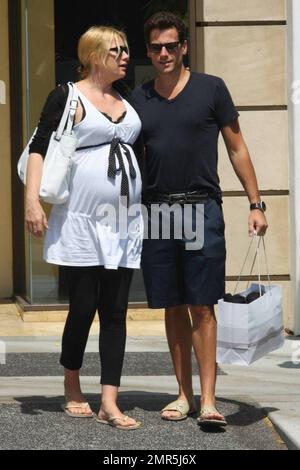 Ioan Gruffudd e sua moglie incinta Alice Evans trascorrono la giornata a fare shopping e baciarsi a Beverly Hills, CA. 8/10/09 Foto Stock