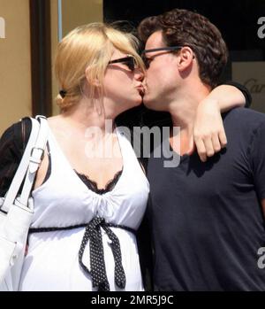 Ioan Gruffudd e sua moglie incinta Alice Evans trascorrono la giornata a fare shopping e baciarsi a Beverly Hills, CA. 8/10/09 Foto Stock