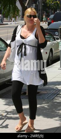 Ioan Gruffudd e sua moglie incinta Alice Evans trascorrono la giornata a fare shopping e baciarsi a Beverly Hills, CA. 8/10/09 Foto Stock