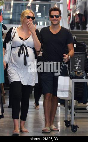 - Ioan Gruffudd e sua moglie incinta Alice Evans trascorrono la giornata a fare shopping e baciare a Beverly Hills, CA. 8/10/09 . Foto Stock