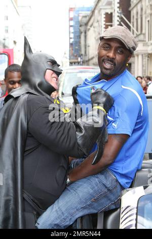 Attore Idris Elba alla 11th° gara annuale di Gumball 3000, che parte a Londra e vedrà i partecipanti correre per le strade di Amsterdam, Copenaghen, Stoccolma, Boston, Quebec City, Toronto e New York City. La buona gara spiritosa si vanta di non mantenere i punteggi cronometrati e agisce di più come una vetrina per le auto sportive di fascia alta e le automobili di novità. Londra, Regno Unito. 05/01/10. . Foto Stock