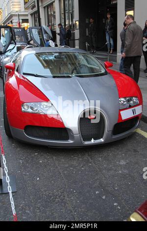 ESCLUSIVO!! Una selezione di supercar, tra cui una SSC Aero Ultimate TT (l'auto più veloce al mondo in produzione), Una Lamborghini Nero e una Bugatti Veyron sono state solo alcune delle auto esposte a Berkeley Street vicino al Mayfair Bar per celebrare il Gumball 3000 Rally di quest'anno che avrà inizio il 1st maggio. Le auto rare e uniche erano in prestito dal London Motor Museum. Londra, Regno Unito. 04/26/10. B Foto Stock