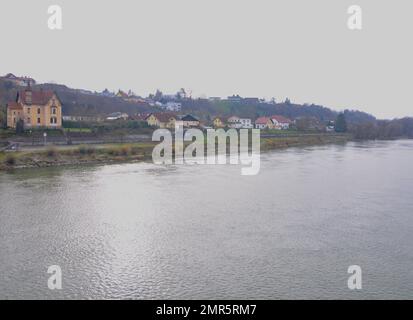 River Inn come confine naturale di Austria e Germania. Obernberg on Inn River, Austria, River Inn. Inverno Foto Stock