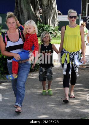 Gwen Stefani e il marito Gavin Rossdale portano i bambini fuori per un viaggio durante il pomeriggio piovoso. La famiglia ha trascorso quasi 3 ore a visitare le attrazioni del South Florida Science Museum con Gwen vestito da un top giallo alla moda e il suo distintivo rossetto rosso. Kingston ha indossato un outfit a tema a bilanciere con Little Zume che indossava una tuta Spiderman. Sulla via del ritorno all'hotel, Gavin si fermò in un negozio di alimentari Publix per ritirare alcuni dei prodotti forniti. Palm Beach, Florida. 6th agosto 2012. Foto Stock