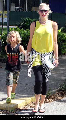 Gwen Stefani e il marito Gavin Rossdale portano i bambini fuori per un viaggio durante il pomeriggio piovoso. La famiglia ha trascorso quasi 3 ore a visitare le attrazioni del South Florida Science Museum con Gwen vestito da un top giallo alla moda e il suo distintivo rossetto rosso. Kingston ha indossato un outfit a tema a bilanciere con Little Zume che indossava una tuta Spiderman. Sulla via del ritorno all'hotel, Gavin si fermò in un negozio di alimentari Publix per ritirare alcuni dei prodotti forniti. Palm Beach, Florida. 6th agosto 2012. Foto Stock