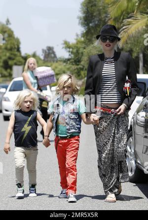 'Senza dubbio' la cantante e stilista Gwen Stefani è stato avvistato portando i suoi figli, Kingston di 6 anni e Zuma di 4 anni ad una festa per i bambini a Long Beach, CA. 10th giugno 2012. Foto Stock