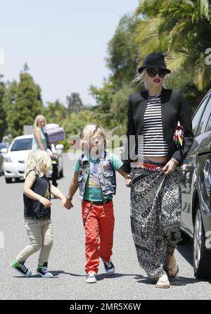 'Senza dubbio' la cantante e stilista Gwen Stefani è stato avvistato portando i suoi figli, Kingston di 6 anni e Zuma di 4 anni ad una festa per i bambini a Long Beach, CA. 10th giugno 2012. Foto Stock