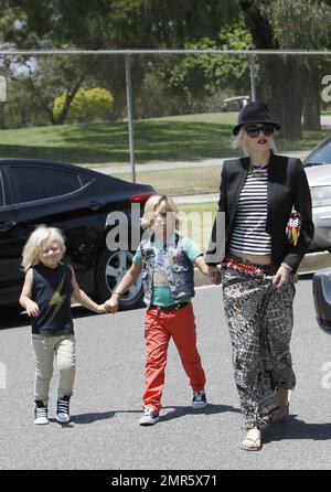 'Senza dubbio' la cantante e stilista Gwen Stefani è stato avvistato portando i suoi figli, Kingston di 6 anni e Zuma di 4 anni ad una festa per i bambini a Long Beach, CA. 10th giugno 2012. Foto Stock