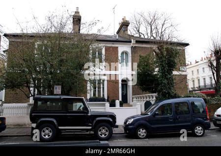 Esclusivo!! Si tratta del nuovo nido d'amore londinese che Jake Gyllenhaal e Reese Witherspoon hanno affittato nella trendy Notting Hill. La casa è descritta come una splendida, naturalmente luminosa e spaziosa casa a tre camere da letto con una finitura su misura su quattro piani. L'albergo e' stato rinnovato con grande attenzione al dettaglio, che include un sistema audio ovunque e altri lussi all'avanguardia. La casa comprende una doppia sala di ricevimento con doppio aspetto da pavimento a soffitto porte francesi e l'accesso ad una suggestiva terrazza sul tetto, elegante sala da pranzo e cucina che si apre su un patio, abete Foto Stock