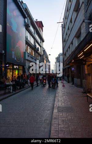 Una vista sulla strada da Karakoy Beyoglu Istanbul. Viaggio a Istanbul foto di sfondo verticale. Istanbul Turkiye - 12.24.2022 Foto Stock