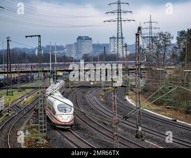 Binari ferroviari nei pressi di Mülheim-Styrum, TRENI ICE a lunga distanza Mülheim, NRW, Germania, Foto Stock