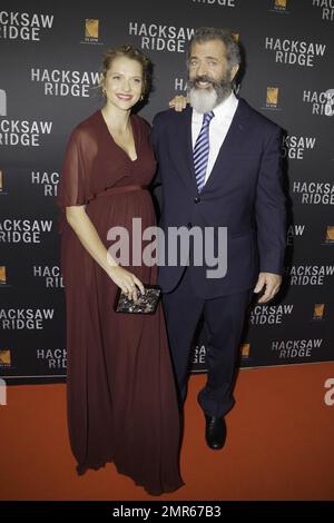 Hugo Weaving e Teresa Palmer alla prima Australiana di 'Hacksaw Ridge' a Sydney, Australia. 16th ottobre 2016. Foto Stock