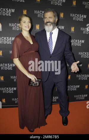 Hugo Weaving e Teresa Palmer alla prima Australiana di 'Hacksaw Ridge' a Sydney, Australia. 16th ottobre 2016. Foto Stock