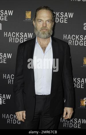 Hugo Weaving e Teresa Palmer alla prima Australiana di 'Hacksaw Ridge' a Sydney, Australia. 16th ottobre 2016. Foto Stock