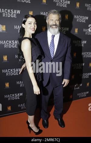 Hugo Weaving e Teresa Palmer alla prima Australiana di 'Hacksaw Ridge' a Sydney, Australia. 16th ottobre 2016. Foto Stock