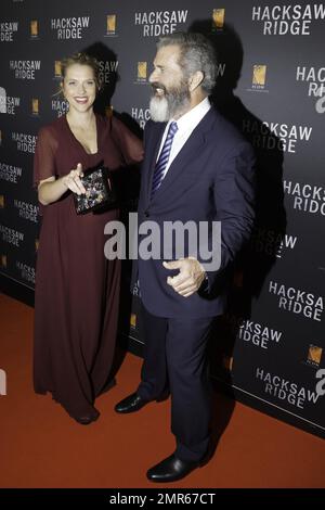 Hugo Weaving e Teresa Palmer alla prima Australiana di 'Hacksaw Ridge' a Sydney, Australia. 16th ottobre 2016. Foto Stock