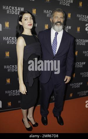 Hugo Weaving e Teresa Palmer alla prima Australiana di 'Hacksaw Ridge' a Sydney, Australia. 16th ottobre 2016. Foto Stock