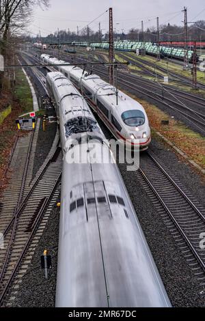 Binari ferroviari nei pressi di Mülheim-Styrum, TRENI ICE a lunga distanza Mülheim, NRW, Germania, Foto Stock