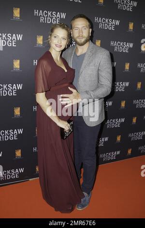 Hugo Weaving e Teresa Palmer alla prima Australiana di 'Hacksaw Ridge' a Sydney, Australia. 16th ottobre 2016. Foto Stock