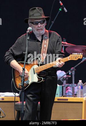 Merle Haggard suona dal vivo in concerto con Kris Kristofferson all'anfiteatro Koka Booth di Cary, North Carolina. 7th agosto 2012. Foto Stock