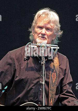 Merle Haggard suona dal vivo in concerto con Kris Kristofferson all'anfiteatro Koka Booth di Cary, North Carolina. 7th agosto 2012. Foto Stock