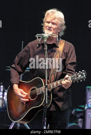 Merle Haggard suona dal vivo in concerto con Kris Kristofferson all'anfiteatro Koka Booth di Cary, North Carolina. 7th agosto 2012. Foto Stock