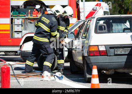 PEZINOK, SLOVACCHIA - 4 MAGGIO 2014: Operazione di ricerca e salvataggio durante un incidente automobilistico simulato a Pezinok, Slovacchia Foto Stock