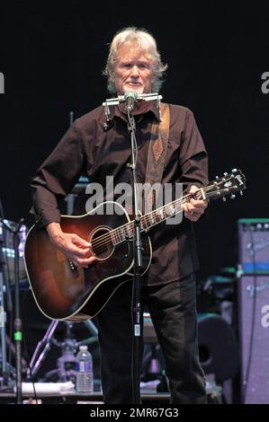Merle Haggard suona dal vivo in concerto con Kris Kristofferson all'anfiteatro Koka Booth di Cary, North Carolina. 7th agosto 2012. Foto Stock