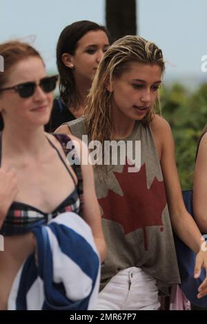 Hailey Baldwin, figlia dell'attore Stephen Baldwin è stata avvistata trascorrendo la giornata in spiaggia con gli amici. È stato riferito che Hailey di 16 anni è in città per unirsi ad una compagnia di formazione di danza d'elite nel tentativo di realizzare il suo sogno di diventare un ballerino professionista. È stata anche vista con Austin Mahone che si dice sia il prossimo 'Justin Bieber'. Miami Beach, Florida. 8th luglio 2012. . Foto Stock