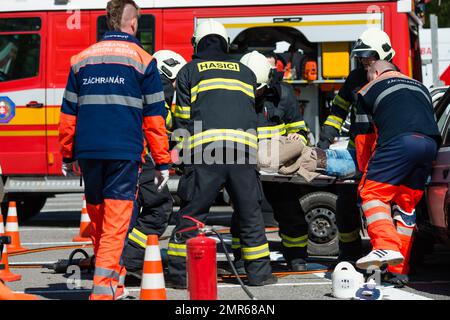 PEZINOK, SLOVACCHIA - 4 MAGGIO 2014: Operazione di ricerca e salvataggio durante un incidente automobilistico simulato a Pezinok, Slovacchia Foto Stock