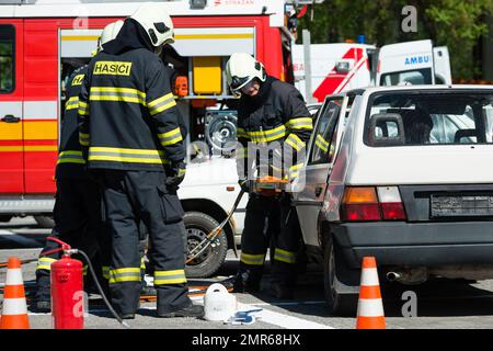 PEZINOK, SLOVACCHIA - 4 MAGGIO 2014: Operazione di ricerca e salvataggio durante un incidente automobilistico simulato a Pezinok, Slovacchia Foto Stock