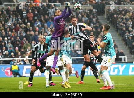 Il portiere di Southampton Gavin Bazunu e Sven Botman di Newcastle United si battono per la palla durante la partita di seconda gamba della Carabao Cup semi Final a St. James's Park, Newcastle upon Tyne. Data immagine: Martedì 31 gennaio 2023. Foto Stock