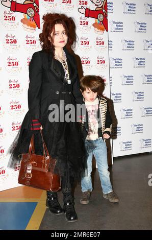 Helena Bonham carter e il figlio Billy Raymond Burton assistono al 250th° compleanno di Hamleys a Hamleys. Londra, Inghilterra. 2/11/10. . Foto Stock