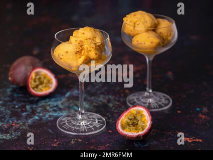 Fotografia alimentare di frutti di passione e di mango gelato, sorbetto, chia, congelato, fresco, sessola, vetro Foto Stock