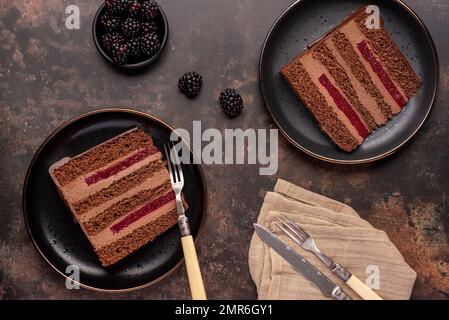 Fotografia alimentare di torta di cioccolato, more, crema, compleanno, decorazione, celebrazione, anniversario, festa, dessert Foto Stock
