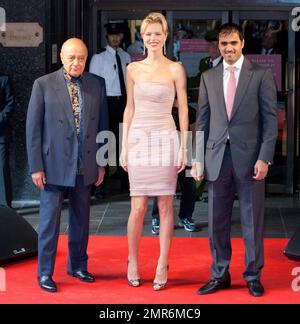 L'uomo d'affari egiziano e il presidente onorario di Harrods, Mohamed al-Fayed, il modello ceco Eva Herzigova e un rappresentante di Qatar Holdings si trovano al di fuori del grande magazzino di lusso di Harrods per la vendita estiva annuale di Harrods. Harrods è stato recentemente venduto alla famiglia reale Qatari per $2 miliardi di dollari. Londra, Regno Unito. 06/19/10. Foto Stock