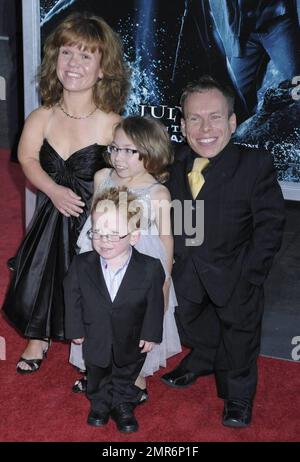 Warwick Davis e la famiglia partecipano alla prima di 'Harry Potter e il Principe Mezzosangue' al Teatro Ziegfeld di New York, NY. 7/9/09. Foto Stock