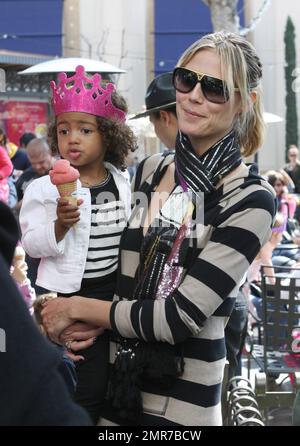 Heidi Klum, ospite del 'Project Runway', è stato visto prendere il tram al centro commerciale Grove con le sue figlie Leni di 7 anni e Lou di 2 anni. Il supermodel di 38 anni fu poi affiancato da suo padre Guenther e da suo figlio di 5 anni Giona. Heidi, elegante come sempre, indossava un abito a righe nere e tan lungo il pavimento, una sciarpa multicolore, sneaker nere e tonalità scure. Heidi fu visto più tardi portare la sua piccola principessa Lou mentre si godeva un gelato. Los Angeles, California. 24th marzo 2012. Foto Stock