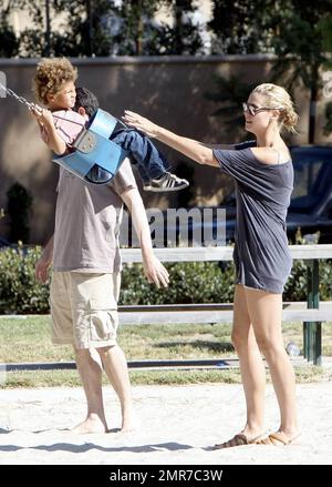 Un Heidi Klum, vestito, fa sport su alcune ginocchia, mentre trascorre la giornata in un parco di Beverly Hills con i suoi figli Helene 'Leni' Klum, 4, Henry Gunther Samuel, 3, e Johan Samuel, 1. Johan festeggerà il suo 2nd° compleanno il 22 novembre. Los Angeles, California. 10/18/08. Foto Stock