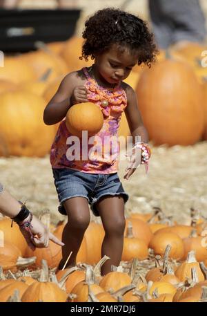 Personalità televisiva la figlia di Heidi Klum Lou Samuel al Patch di zucca del signor Bones a Los Angeles, CA. 15th ottobre 2011. . Foto Stock